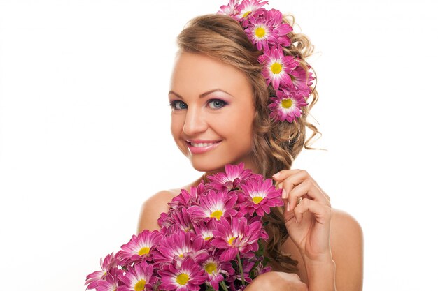 Hermosa mujer caucásica con flores frescas