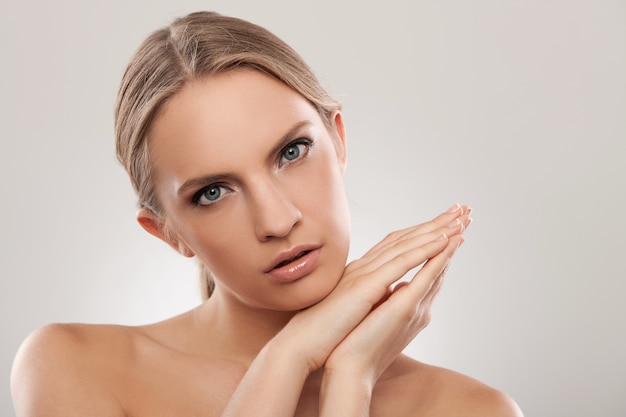 Hermosa mujer caucásica con maquillaje natural