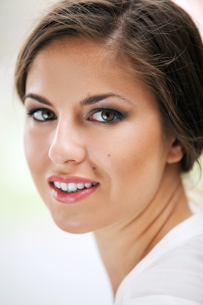 Hermosa mujer caucásica con maquillaje