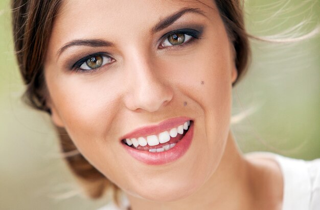 Hermosa mujer caucásica con maquillaje