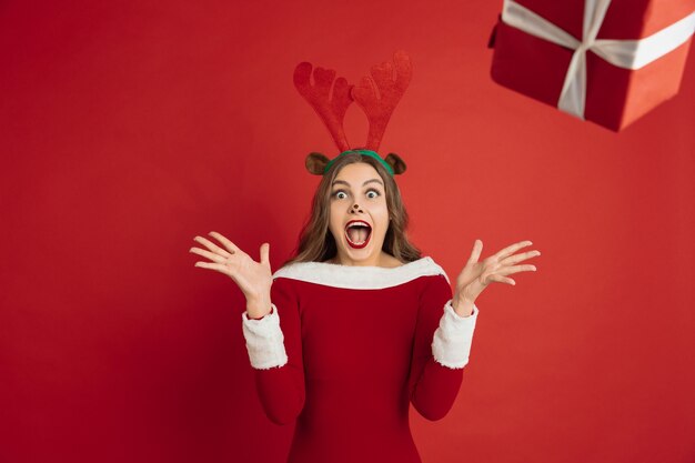 Hermosa mujer caucásica con el pelo largo como el reno de Santa captura de caja de regalo.