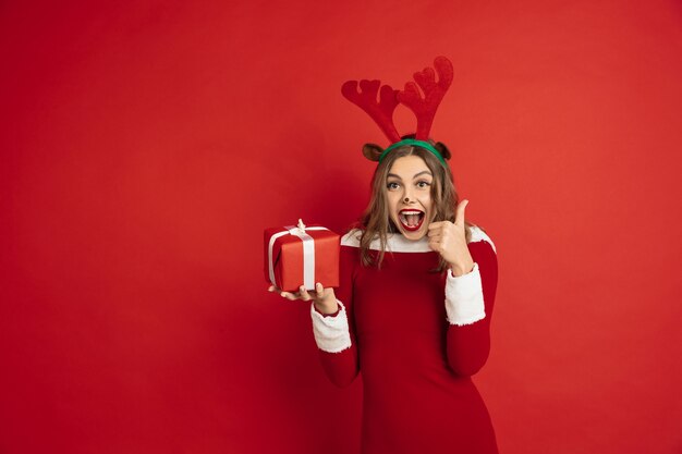 Hermosa mujer caucásica con el pelo largo como el reno de Santa