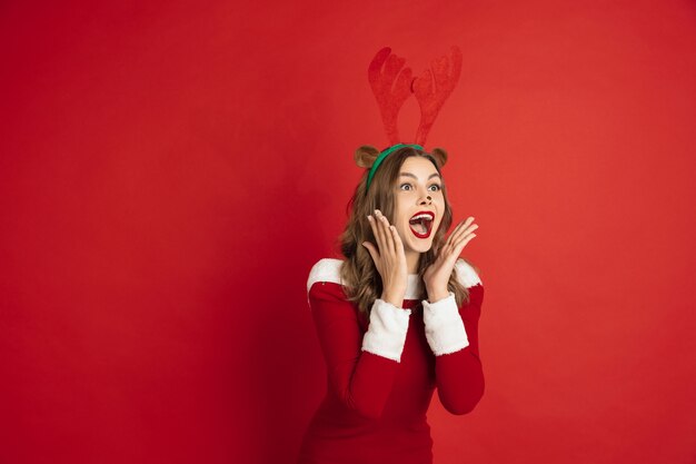 Hermosa mujer caucásica con el pelo largo como el reno de Santa