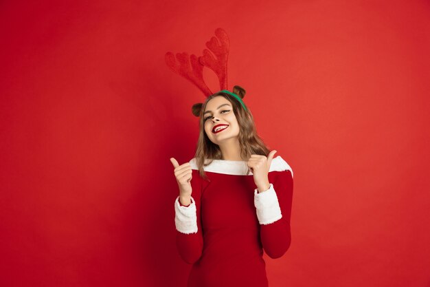 Hermosa mujer caucásica con el pelo largo como el reno de Santa