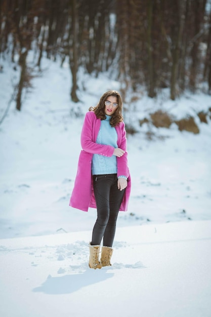 Hermosa mujer caucásica posando en el bosque mágico nevado