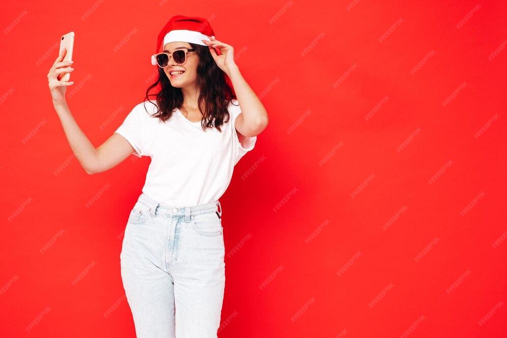 Hermosa mujer celebrando el año nuevo. feliz mujer hermosa en ropa
