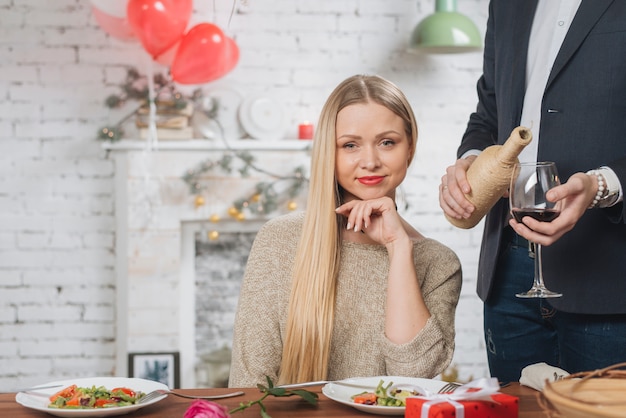 Hermosa mujer cenando con hombre