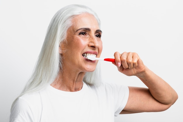 Hermosa mujer con cepillo de dientes