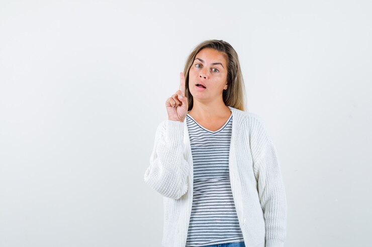 Foto gratuito hermosa mujer en chaqueta pulgar hacia arriba y mirando pensativo, vista frontal.