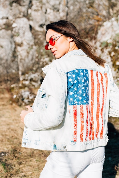 Hermosa mujer en chaqueta vaquera y gafas de sol.