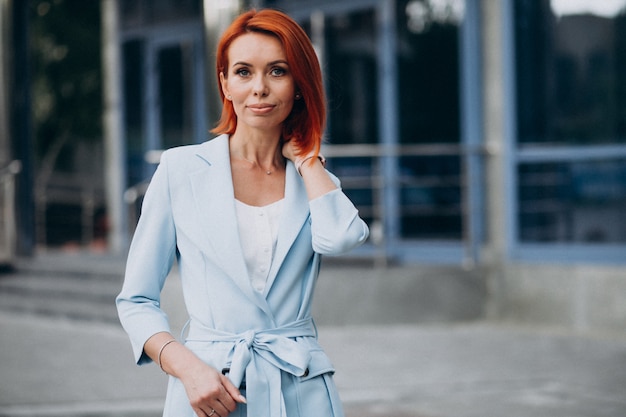 Hermosa mujer con clase en un traje azul