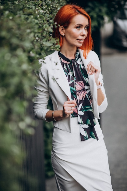 Hermosa mujer con clase en un traje blanco