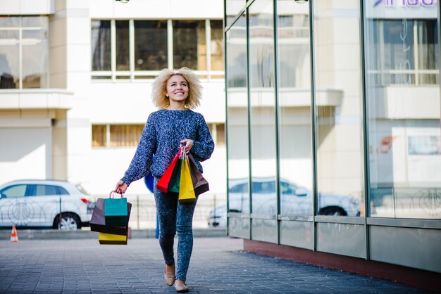 Hermosa mujer cliente caminando en la ciudad