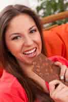 Foto gratuita hermosa mujer comiendo un chocolate