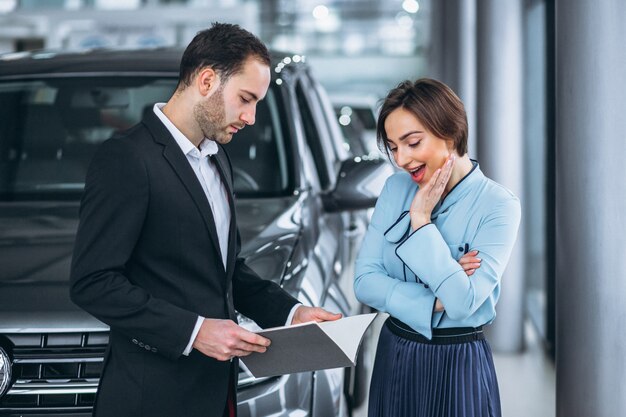 Hermosa mujer comprando un carro