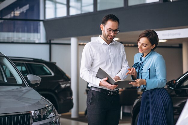 Hermosa mujer comprando un carro