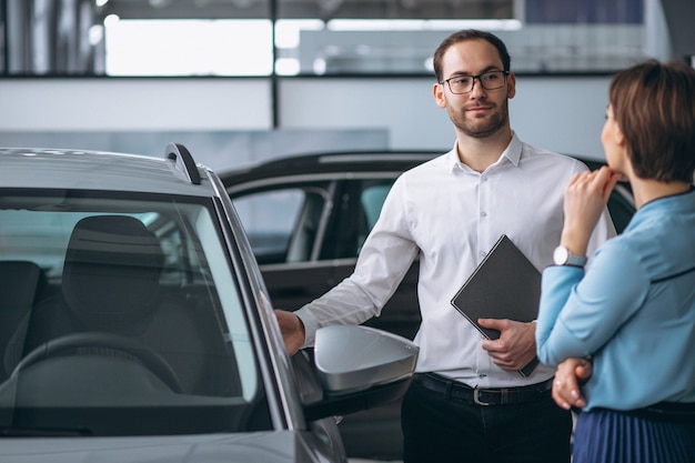 Hermosa mujer comprando un carro