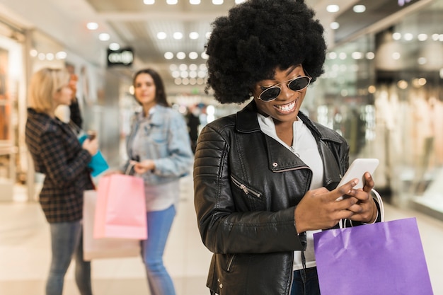 Hermosa mujer de compras con amigos