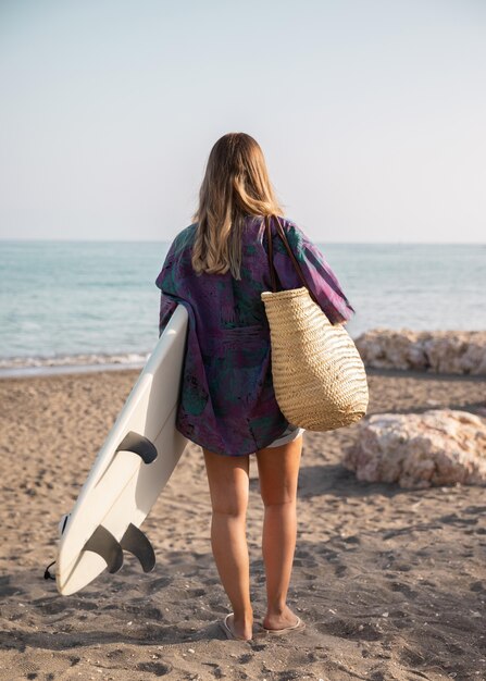 Hermosa mujer en concepto de playa