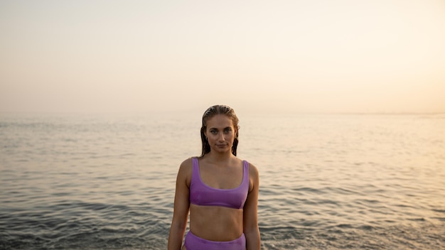 Hermosa mujer en concepto de playa