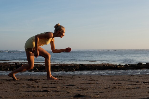 Hermosa mujer para correr en la playa. bali