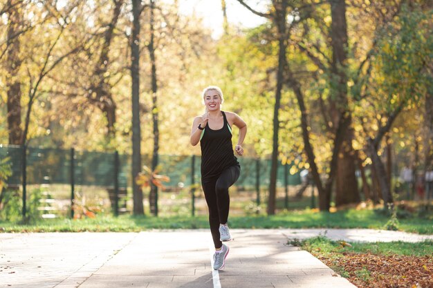 Hermosa mujer corriendo afuera