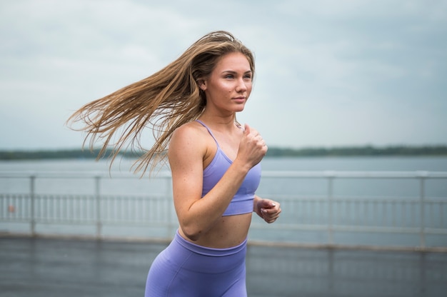 Hermosa mujer corriendo tiro medio