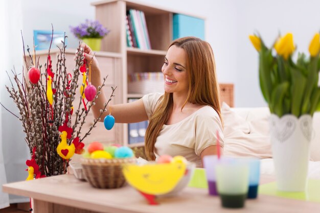 Hermosa mujer decorando casa para pascua