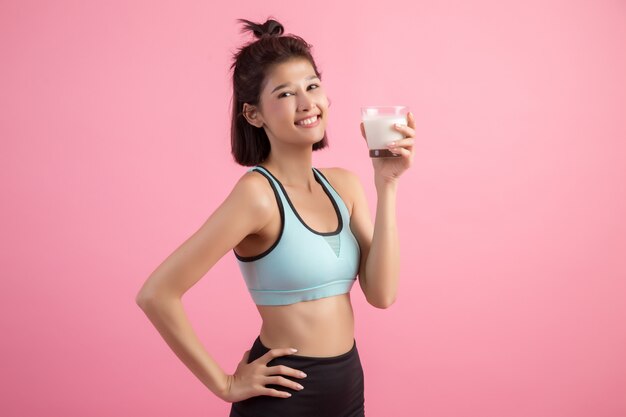 hermosa mujer deporte bebiendo leche