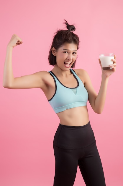 hermosa mujer deporte bebiendo leche