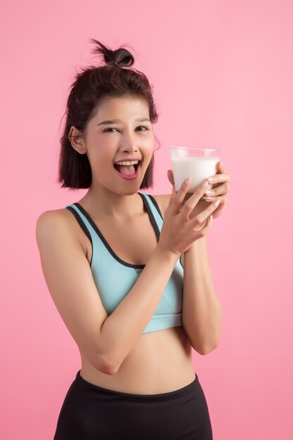 hermosa mujer deporte bebiendo leche