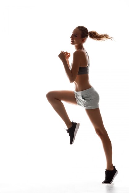 Hermosa mujer deportiva entrenamiento