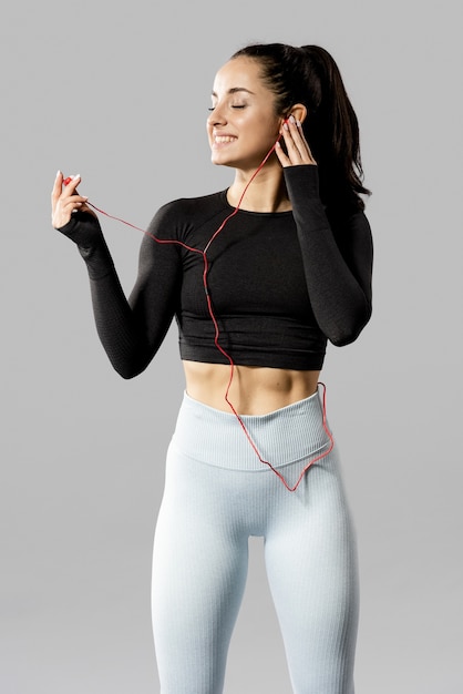 Hermosa mujer deportiva escuchando música