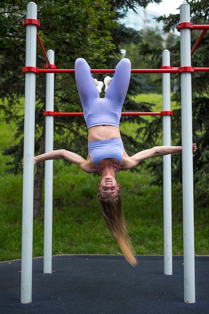 Foto gratuita hermosa mujer deportiva haciendo ejercicio tiro largo