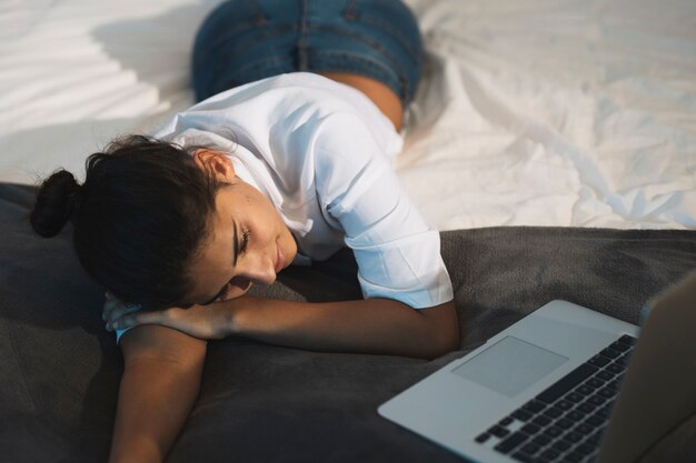 Hermosa mujer descansando frente a la computadora portátil