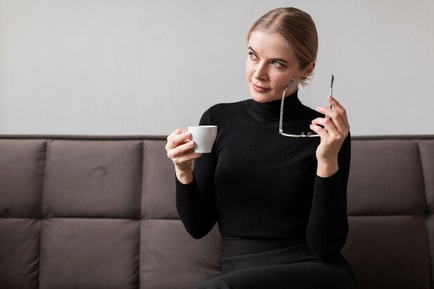 Foto gratuita hermosa mujer disfrutando de café