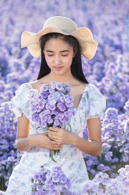 Hermosa mujer disfrutando de campo de flores