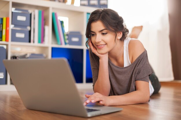 Hermosa mujer disfrutando de internet gratis en casa