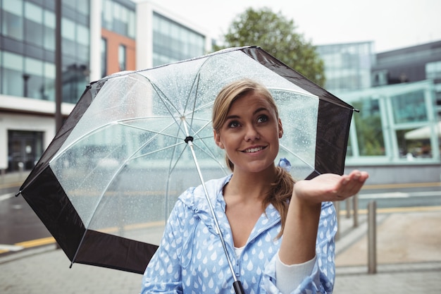 Hermosa mujer disfrutando de la lluvia