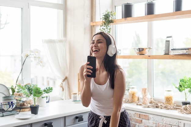 Foto gratuita hermosa mujer disfrutando de la música en la mañana