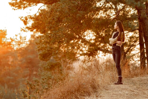 Hermosa mujer disfrutando de la naturaleza con espacio de copia