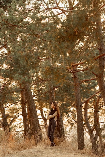 Hermosa mujer disfrutando de la naturaleza