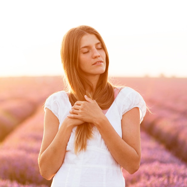 Hermosa mujer disfrutando de la naturaleza