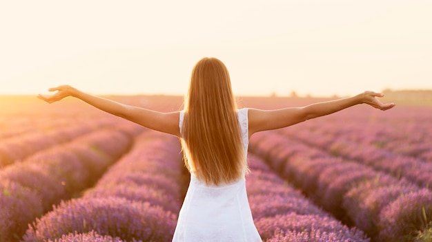 Foto gratuita hermosa mujer disfrutando de la naturaleza