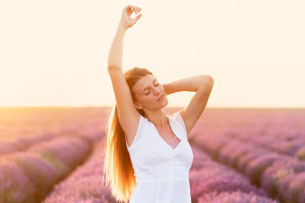 Hermosa mujer disfrutando de la naturaleza