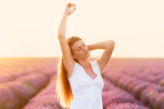 Hermosa mujer disfrutando de la naturaleza