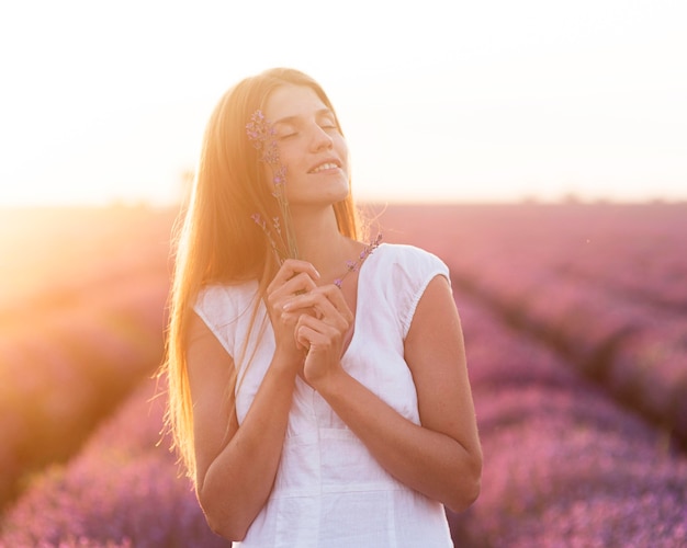 Hermosa mujer disfrutando de la naturaleza