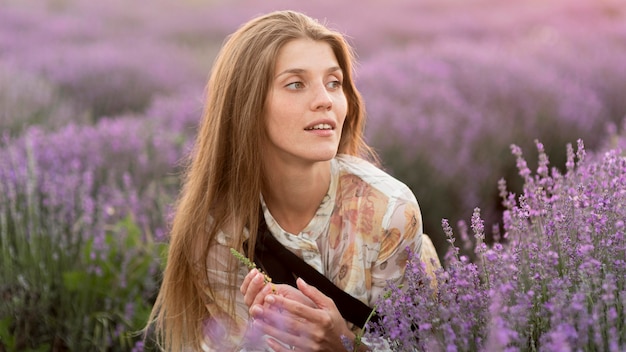 Hermosa mujer disfrutando de la naturaleza