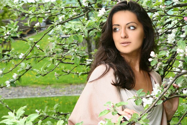 Hermosa mujer disfrutando de la primavera en el parque