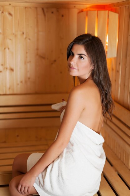 Hermosa mujer disfrutando en la sauna